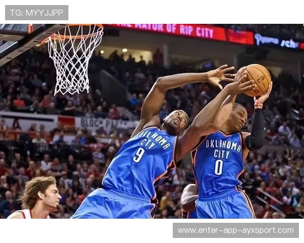 威斯布鲁克飞身抢下前场篮板点燃比赛