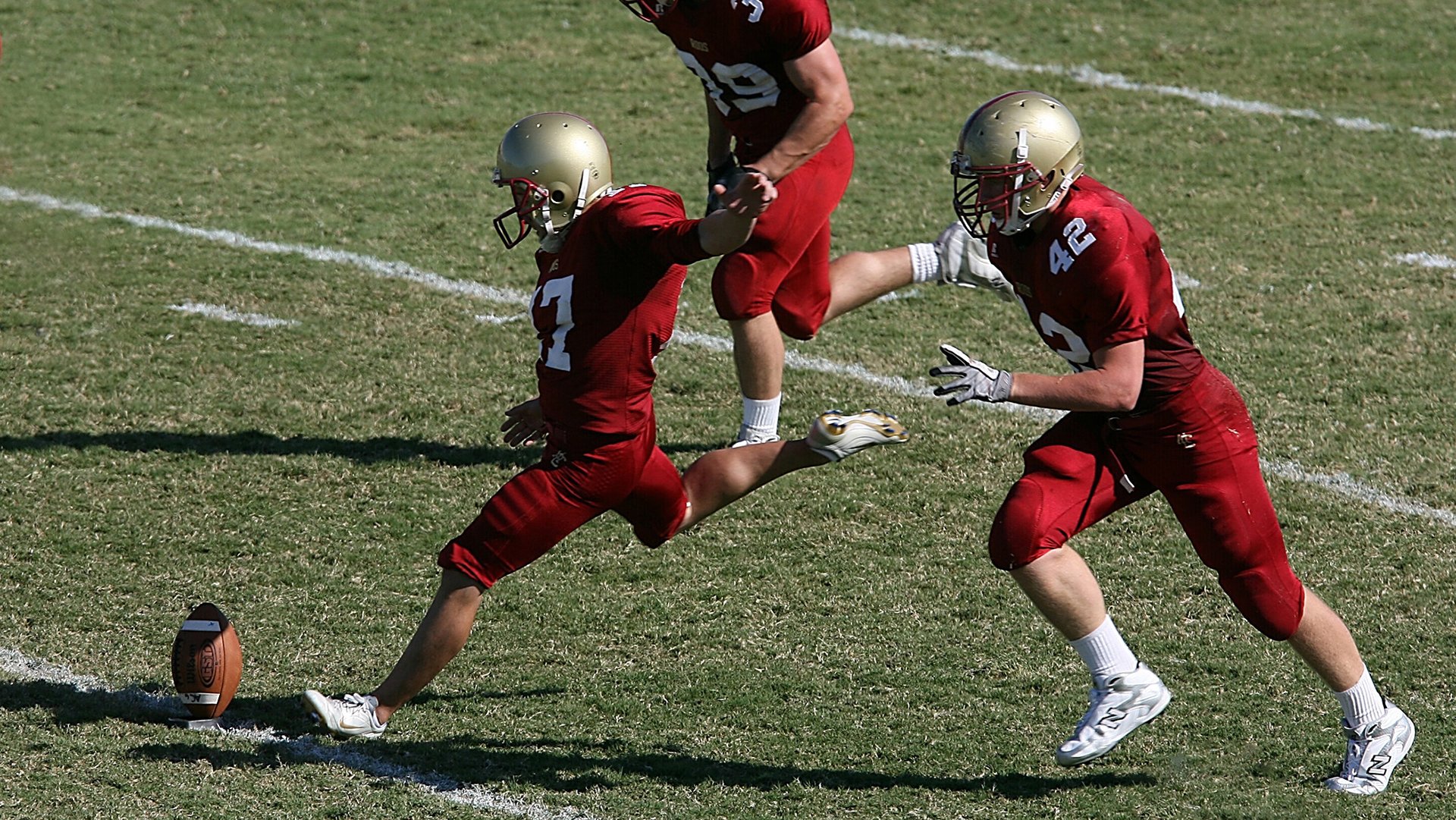 _城市高空跑步：在摩天楼之间飞驰_，高空城市俯瞰图