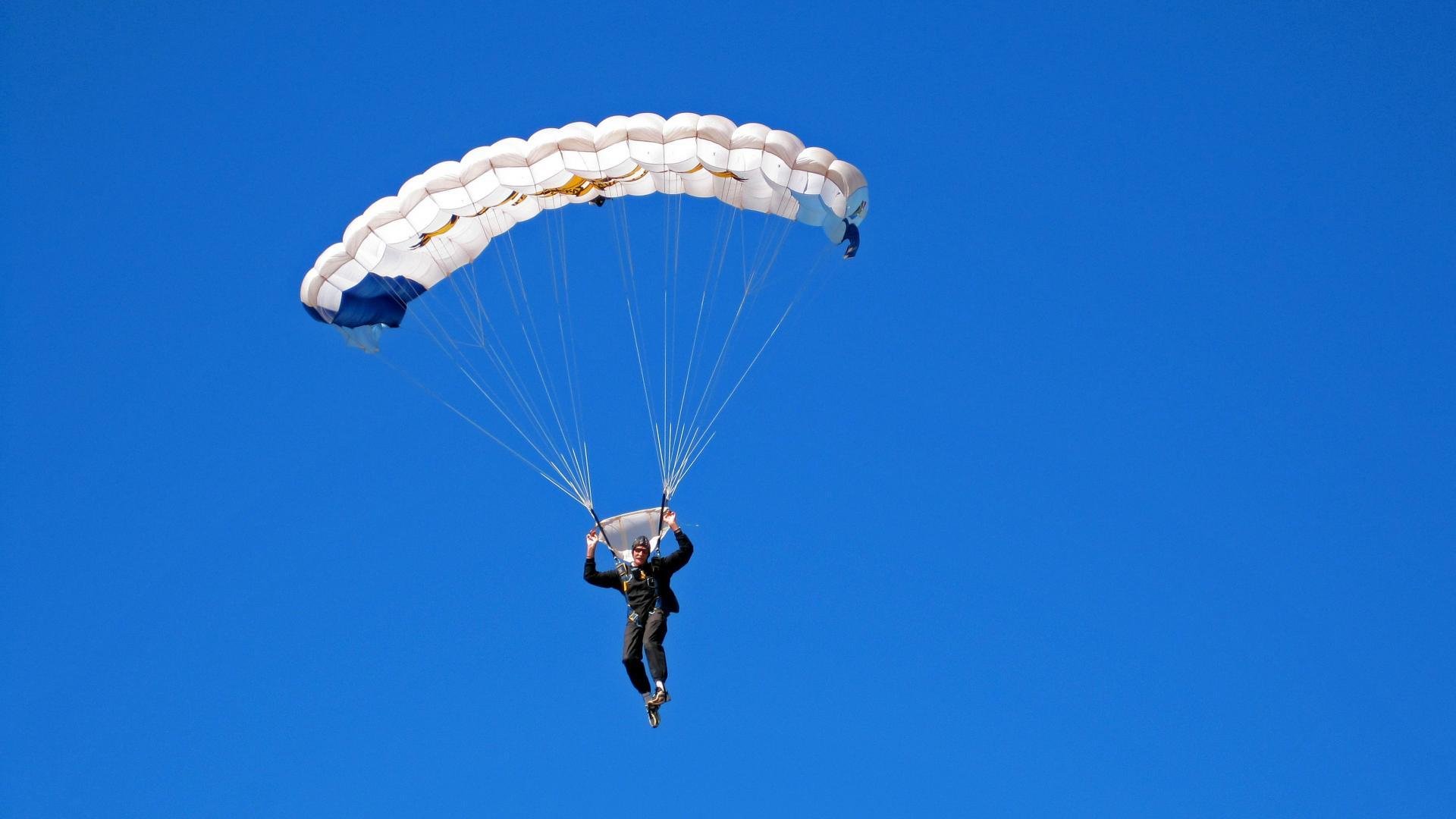 _酷炫霓虹滑板：城市夜行的时尚运动_，滑板 炫酷